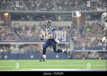 1 novembre 2015 : Seattle Seahawks quarterback Russell Wilson # 3 adopté pour 210 verges lors d'un match de football américain NFL entre les Seattle Seahawks et les Dallas Cowboys à AT&T Stadium à Arlington, TX Dallas Seattle défait 13-12 Albert Pena/CSM Banque D'Images