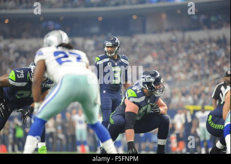 1 novembre 2015 : Seattle Seahawks quarterback Russell Wilson # 3 adopté pour 210 verges lors d'un match de football américain NFL entre les Seattle Seahawks et les Dallas Cowboys à AT&T Stadium à Arlington, TX Dallas Seattle défait 13-12 Albert Pena/CSM Banque D'Images