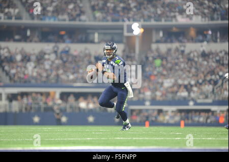 1 novembre 2015 : Seattle Seahawks quarterback Russell Wilson # 3 adopté pour 210 verges lors d'un match de football américain NFL entre les Seattle Seahawks et les Dallas Cowboys à AT&T Stadium à Arlington, TX Dallas Seattle défait 13-12 Albert Pena/CSM Banque D'Images