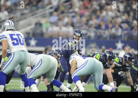 1 novembre 2015 : Seattle Seahawks quarterback Russell Wilson # 3 adopté pour 210 verges lors d'un match de football américain NFL entre les Seattle Seahawks et les Dallas Cowboys à AT&T Stadium à Arlington, TX Dallas Seattle défait 13-12 Albert Pena/CSM Banque D'Images