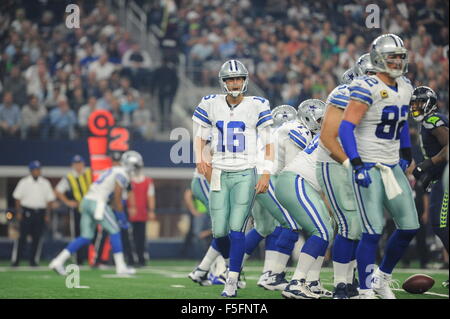 1 novembre 2015 : Dallas Cowboys Quarterback Matt Cassel # 16 bon à 97 mètres pendant un match de football américain NFL entre les Seattle Seahawks et les Dallas Cowboys à AT&T Stadium à Arlington, TX Dallas Seattle défait 13-12 Albert Pena/CSM Banque D'Images