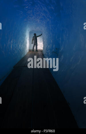 L'homme silhouette dans la caverne de glace. Glacier du Rhône, en Suisse, en Europe. Banque D'Images