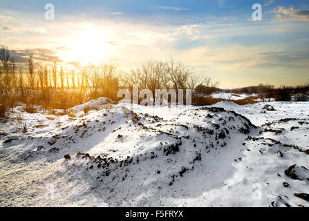 Campagne en hiver à la lever du soleil lumineux Banque D'Images