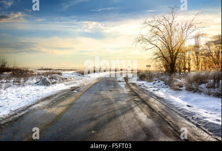 Route en hiver à la magnifique coucher de soleil Banque D'Images