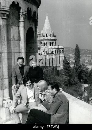 1972 - Un film est tourné en Hongrie. L'emplacement des travaux sur le premier grand film américain à être tourné en Hongrie, la Metro Goldwyn Mayer company's ''Fixer'' a commencé à Budapest le 9 octobre, haut-américain John Frankenheimer, réalisateur et producteur Edward Lewis de diriger le travail de l'American British Français Hongrois exprimés et états-majors, la distribution est dirigée par Carol White stars britanniques et Alan Bates, American stars Elizabeth Hartman et Jack Gilford, d'autres noms d'étoiles sont les Britanniques Dirk Bogarde, la Royal Shakespeare Company's David Warner et Ian Holm, l'Américain David Opat Banque D'Images