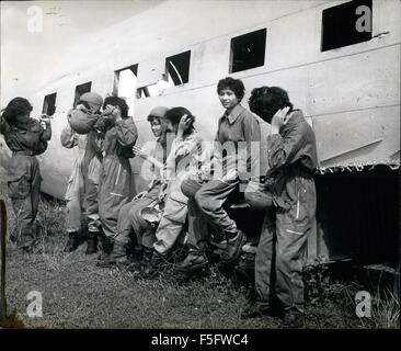 1952 - Le temps de repos entre les parties de leur cours pour le Viet Nam les filles qui apprennent à être parachutistes. Miss Vietnam Trains pour présenter de l'air : et espère que le chef de l'Etat conservateur va permettre aux femmes parachutistes. Une douzaine de jolie femme de 21 ans passent leurs journées à l'école de formation des forces canadiennes près de Saigon formation pour être l'avant-garde et des instructeurs d'une force aéroportée de femmes - pour le traité - limited 200 000 de l'armée vietnamienne. Déjà ils h ave 21 chute à leur crédit. Mais leur grande inquiétude est que le président de la République catholique se dissoudre au cours de son mandat Banque D'Images