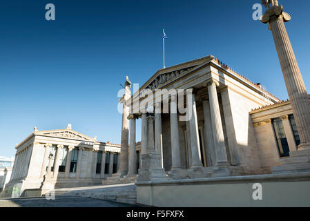 Académie d'Athènes, sur les côtés sont deux colonnes ioniques avec des statues d'Athéna et d'Apollon Banque D'Images