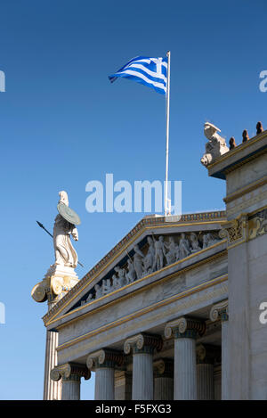 Statue d'Athéna et le drapeau grec sur la façade de l'Académie d'Athènes. Copy space Banque D'Images