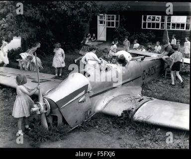 1952 - un avion pour eux de jouer avec. : première journée à l'école - la cloche sonne pour briser - et à l'extérieur il y a un avion pour eux de jouer avec. Ils peuvent s'asseoir dans le cockpit swing la manette pour aller dans une dangereuse plongée., tourner à l'envers et le balancement des ailes malicieusement au rez, à grimper sur des ailes pour une nouvelle de cascades audacieuses et acrobatiques, couper le ciel plus vite que le son. Et c'est parfaitement sûr, pas de soucis pour les parents, parce que l'avion est fermement sur le sol. Ils ne peuvent pas s'écraser. Enfants chanceux avec leurs prêtres aerodome sont ceux qui fréquentent peu l'école primaire de ronflement à Norfolk. Headmas Banque D'Images