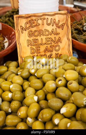 Olives vertes farcies à la vente à Pollensa Vieille ville marché de l'île de Majorque, Espagne Banque D'Images