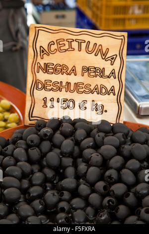 Olives noires en vente au marché de la vieille ville de Pollença, sur l'île de Majorque, Espagne Banque D'Images