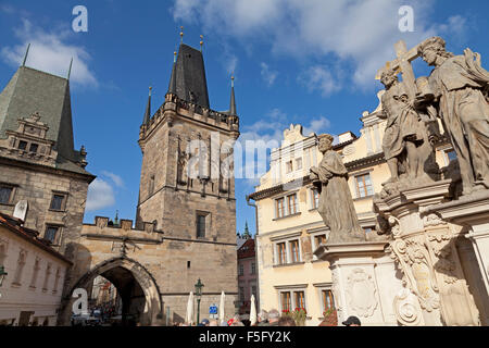 Les tours du pont, de la petite ville, le Pont Charles (Karlův most), Prague, République Tchèque Banque D'Images