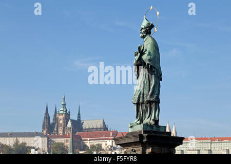 Statue, St Jean, le Pont Charles (Karlův most), Prague, République Tchèque Banque D'Images