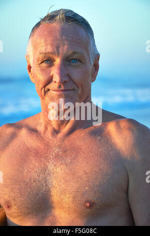 Portrait of man on beach avec fond de l'océan Banque D'Images