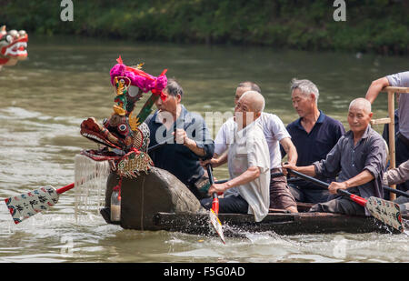 Course de bateaux-dragons à Xixi Wetland Park, Hangzhou, Chine, pendant le Festival du bateau dragon célébrations le 20 juin 2015. Banque D'Images