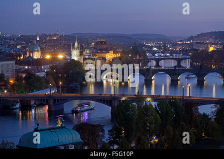 Ponts sur la rivière Vltava, vues du Mont Letná, Prague, République Tchèque Banque D'Images