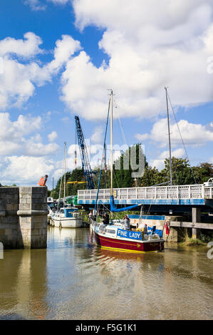 Petit bateau de plaisance en passant par un pont tournant en Sandwich Kent UK Banque D'Images