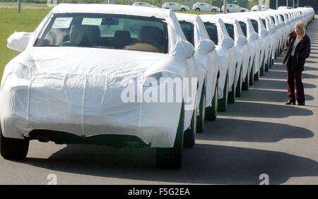 (Afp) - Porsche véhicules tout-terrain du modèle 'Cayenne' sont emballés et prêts à être expédiés à l'usine Porsche à Leipzig, Allemagne, 16 mai 2003. Porsche vise à étendre ses activités dans l'Est, principalement en Europe de l'Est, la Chine et la Corée du Sud. Banque D'Images