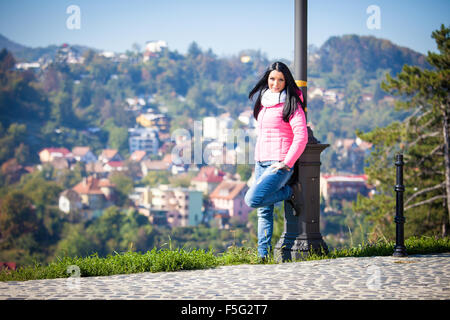 Fashion portrait de jolie fille par temps froid portant une veste rose et un jean. Banque D'Images