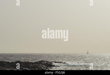 Silhouette d'un voilier dans l'océan Atlantique. Temps de brouillard Banque D'Images