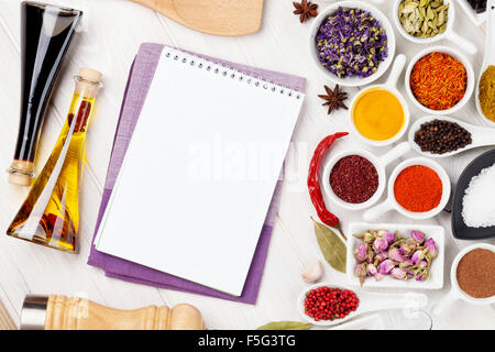 Divers épices et condiments sur fond de bois blanc. Top View with copy space Banque D'Images