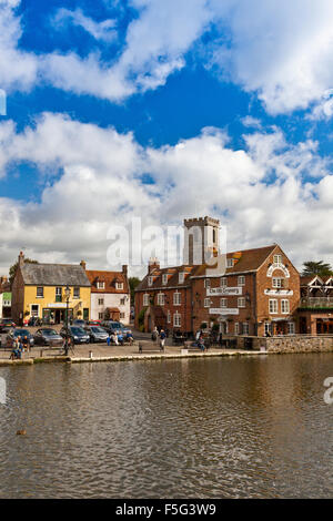 Le vieux grenier Restaurant et la rivière Frome à Wareham, Dorset, England, UK Banque D'Images