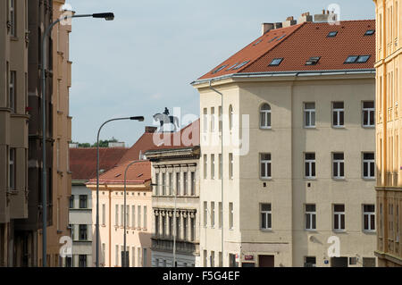 Prague, République tchèque, dans le quartier résidentiel et Jan Zizka Reiterdenkmal Cajkovskeho Banque D'Images