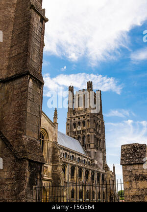 Belle Cathédrale d'Ely qui domine la ville pittoresque Banque D'Images