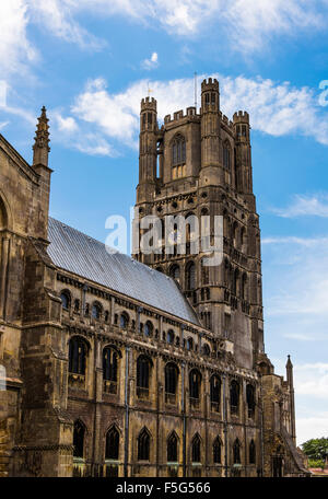 Belle Cathédrale d'Ely qui domine la ville pittoresque Banque D'Images