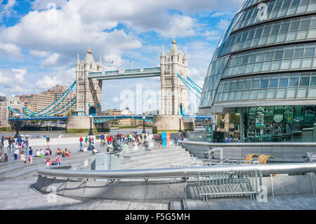 Tower Bridge London City Hall et écope de South Bank London England UK GB EU Europe Banque D'Images