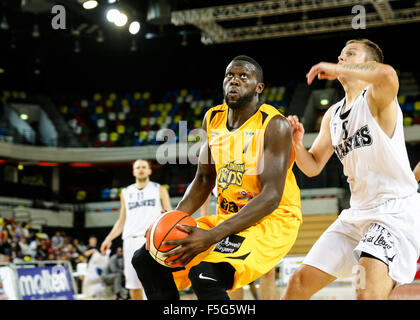 London UK. 29 octobre, 2015. Joe Ikhinmwin avec la balle.London Lions contre Manchester Giants BBL jeu à l'Arena de boîte de cuivre Banque D'Images
