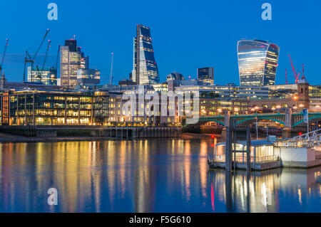 Ville de London Skyline gratte-ciels du quartier financier au coucher du soleil Tamise Ville de London UK GB EU Europe Banque D'Images