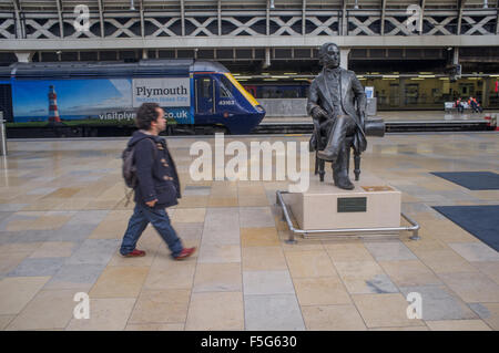 Un homme passe devant une statue d'Isambard Kingdom Brunel Banque D'Images