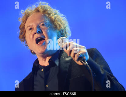 Berlin, Allemagne. 06Th Nov, 2015. Chanteur Mick Hucknall de Simply Red le groupe britannique joue sur la scène de la Mercedes-Benz Arena de Berlin, Allemagne, 03 novembre 2015. Photo : Britta Pedersen/dpa/Alamy Live News Banque D'Images