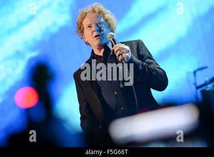 Berlin, Allemagne. 06Th Nov, 2015. Chanteur Mick Hucknall de Simply Red le groupe britannique joue sur la scène de la Mercedes-Benz Arena de Berlin, Allemagne, 03 novembre 2015. Photo : Britta Pedersen/dpa/Alamy Live News Banque D'Images