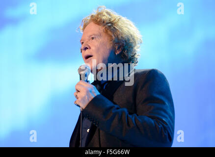 Berlin, Allemagne. 06Th Nov, 2015. Chanteur Mick Hucknall de Simply Red le groupe britannique joue sur la scène de la Mercedes-Benz Arena de Berlin, Allemagne, 03 novembre 2015. Photo : Britta Pedersen/dpa/Alamy Live News Banque D'Images