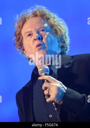 Berlin, Allemagne. 06Th Nov, 2015. Chanteur Mick Hucknall de Simply Red le groupe britannique joue sur la scène de la Mercedes-Benz Arena de Berlin, Allemagne, 03 novembre 2015. Photo : Britta Pedersen/dpa/Alamy Live News Banque D'Images