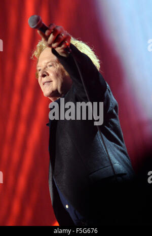 Berlin, Allemagne. 06Th Nov, 2015. Chanteur Mick Hucknall de Simply Red le groupe britannique joue sur la scène de la Mercedes-Benz Arena de Berlin, Allemagne, 03 novembre 2015. Photo : Britta Pedersen/dpa/Alamy Live News Banque D'Images