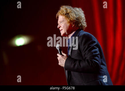 Berlin, Allemagne. 06Th Nov, 2015. Chanteur Mick Hucknall de Simply Red le groupe britannique joue sur la scène de la Mercedes-Benz Arena de Berlin, Allemagne, 03 novembre 2015. Photo : Britta Pedersen/dpa/Alamy Live News Banque D'Images