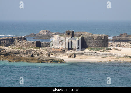 Vue prise depuis le sommet de la Skala du port fortification de ruines d'un fort sur une île au large de la côte d'Essaouira au Maroc Banque D'Images