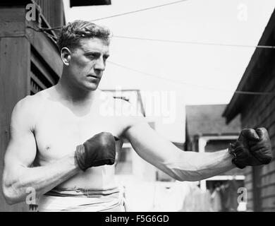 Vintage photo du boxeur Anglais Billy Bombardier Wells (1889 - 1967). Des puits, de l'East End de Londres, était britannique et l'Empire britannique Heavyweight Champion de 1911 à 1919. Il était également célèbre pour être l'un des premiers 'Rang' gongman - la personne vu trouver le grand gong au début de l'Organisation Classement des films. Banque D'Images