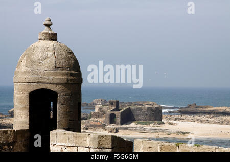 Une tour au sommet de la Skala du port bâtiment à Essaouira au Maroc, avec vue sur le fort en ruine sur l'île à l'ouest Banque D'Images