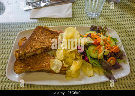 Sandwich au jambon grillé et fromage avec des chips et de la salade Cambridgeshire Angleterre Banque D'Images