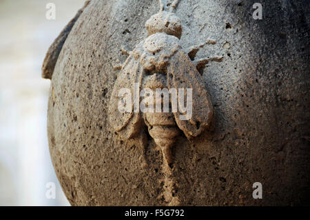 Sculpture ronde d'abeilles Barberini emblème familial au château St Ange à Rome, Italie Banque D'Images