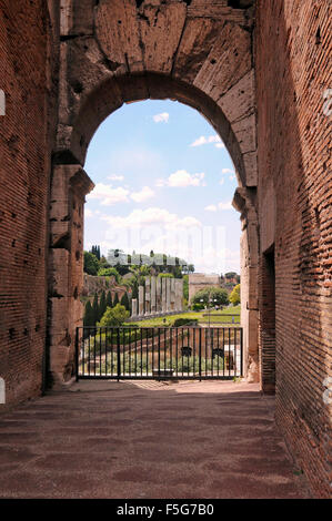 Vue du Colisée romain fenêtre donnant sur ruines sur le Mont Palatin Site du patrimoine de l'Unesco, à Rome, Italie Banque D'Images