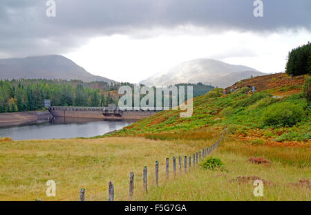 Une vue sur le barrage de Laggan dans Glen Spean, Inverness-shire, Scotland, Royaume-Uni. Banque D'Images