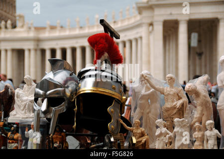 Blocage de souvenirs dans la Cité du Vatican avec figurines du Pape François, Gladiator et casques de l'empereur à Rome, Italie Banque D'Images