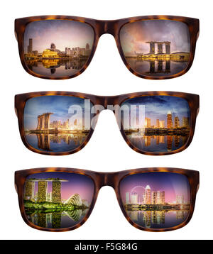 Lunettes à la mode avec un reflet d'un beau panorama de Singapour isolated on white Banque D'Images