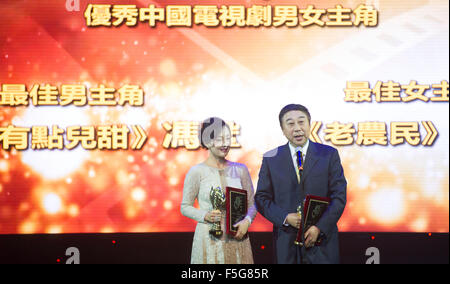 (151104) -- LOS ANGELES, Novembre 4, 2015 (Xinhua) -- l'acteur et actrice Niu Li Feng Gong recevoir la meilleure actrice et meilleur acteur pour série télé à la Ricardo Montalban Theatre pendant le Festival du film chinois à Los Angeles, États-Unis, le 3 novembre 2015. (Xinhua/Yang Lei) Banque D'Images