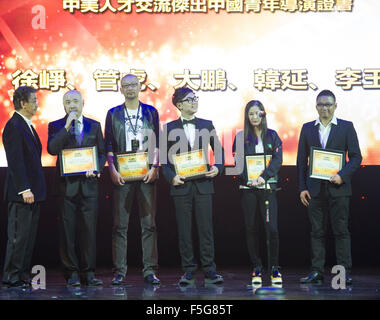 (151104) -- LOS ANGELES, Novembre 4, 2015 (Xinhua) -- Xu Zheng, Guan Hu, Da Peng, Li Yu et Han Yan (à partir de la 2e de g à d) le certificat d'excellents jeunes réalisateurs chinois à la Ricardo Montalban théâtre durant les Chinois American Film Festival de Los Angeles, États-Unis, le 3 novembre 2015. (Xinhua/Yang Lei) Banque D'Images